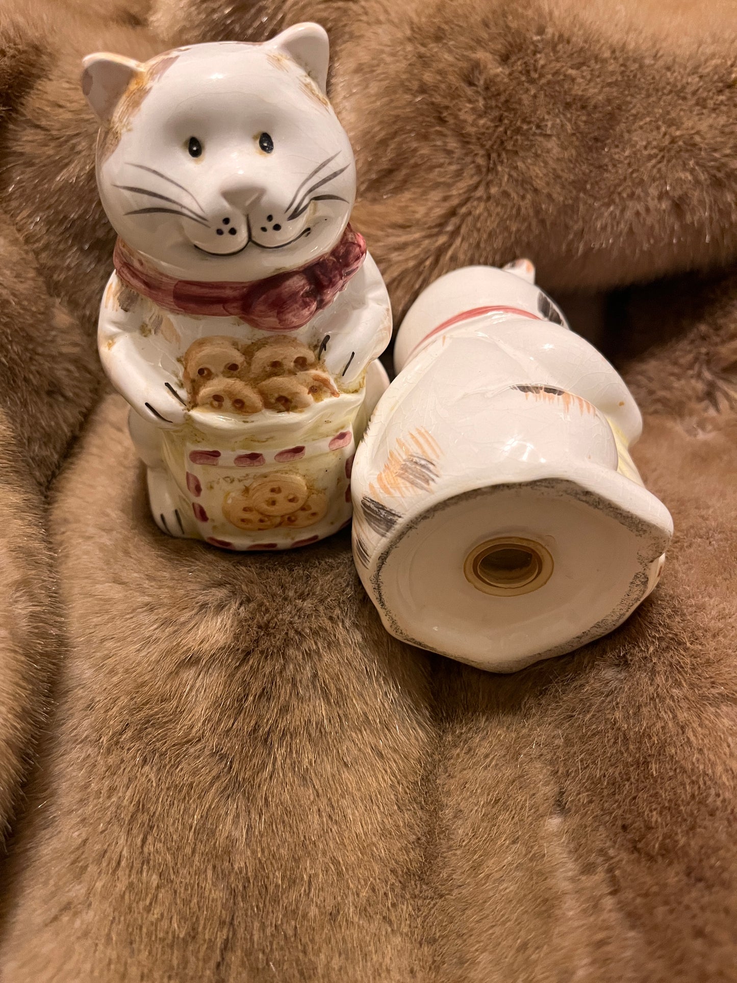 Vintage Calico Cats Holding Cookies Salt And Pepper Shakers